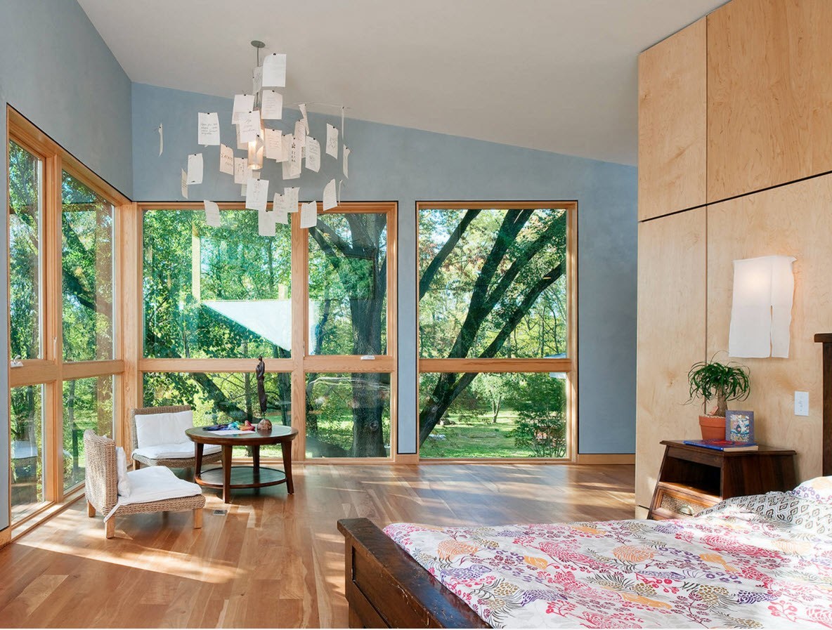 Дизайн вітальні з вікнами на різних стінах. Дизайн інтерєру з панорамними вікнами вітальня з великим вітражним вікном