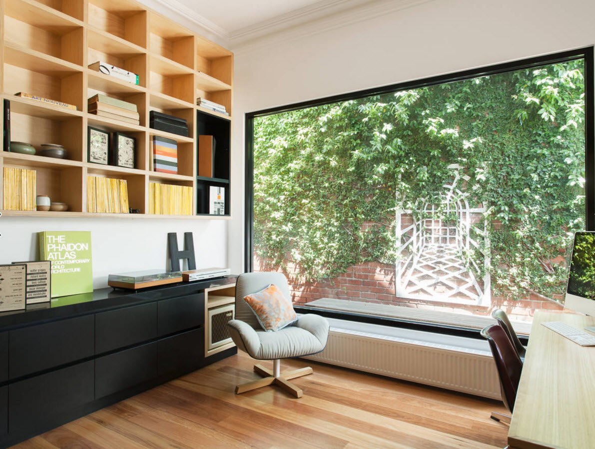Дизайн вітальні з вікнами на різних стінах. Дизайн інтерєру з панорамними вікнами вітальня з великим вітражним вікном