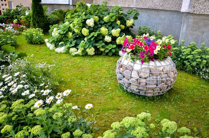 Оформлення домашніх квітників з підручного матеріалу. Клумби з підручних матеріалів-оригінальні квітники в саду