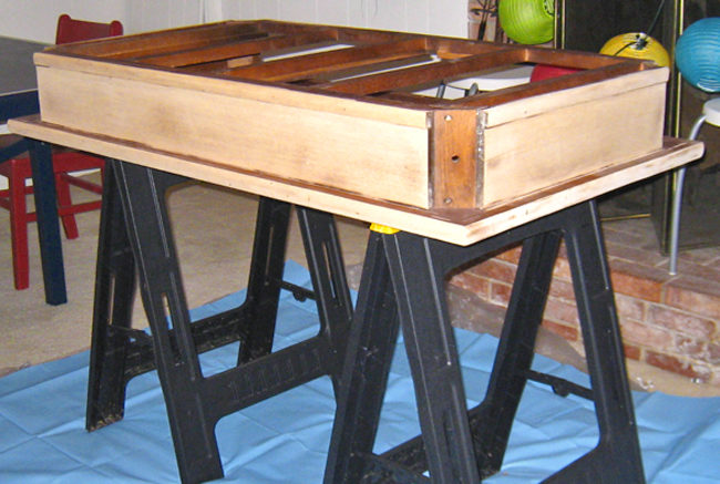 Оновлення старого кухонного столу своїми руками. Як відреставрувати старий стіл своїми руками: вибираємо кращий спосіб як оновити старий журнальний столик