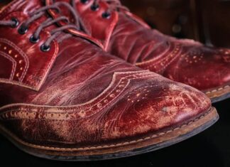 Como remover marcas de arranhões de sapatos de couro usando utensílios domésticos