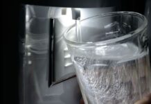 Чому вода в холодильнику несмачна (і як це виправити)
